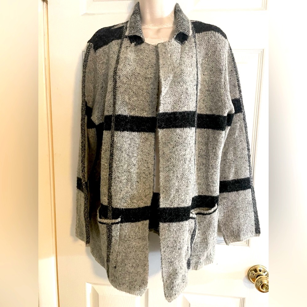 Joseph A. Gray and Black‎ Cardigan Size Medium